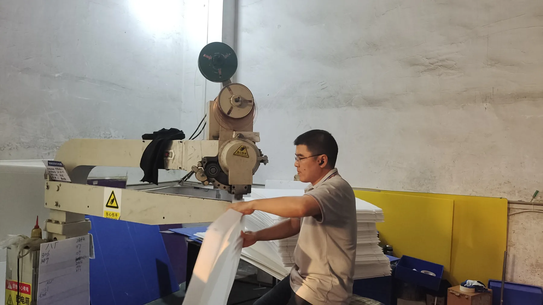 金迈员工进行中空板结构加工